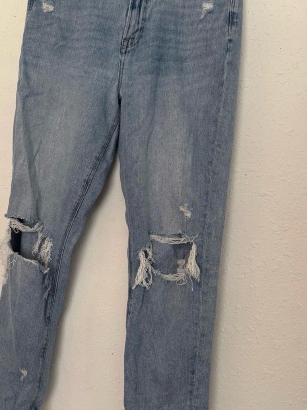 American Eagle Outfitters Light Wash Distressed Boyfriend Jeans